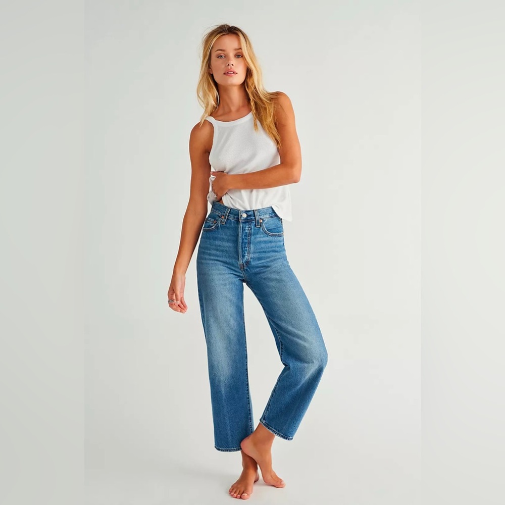 *LAST CHANCE* Levi’s Ribcage Straight Jeans 32